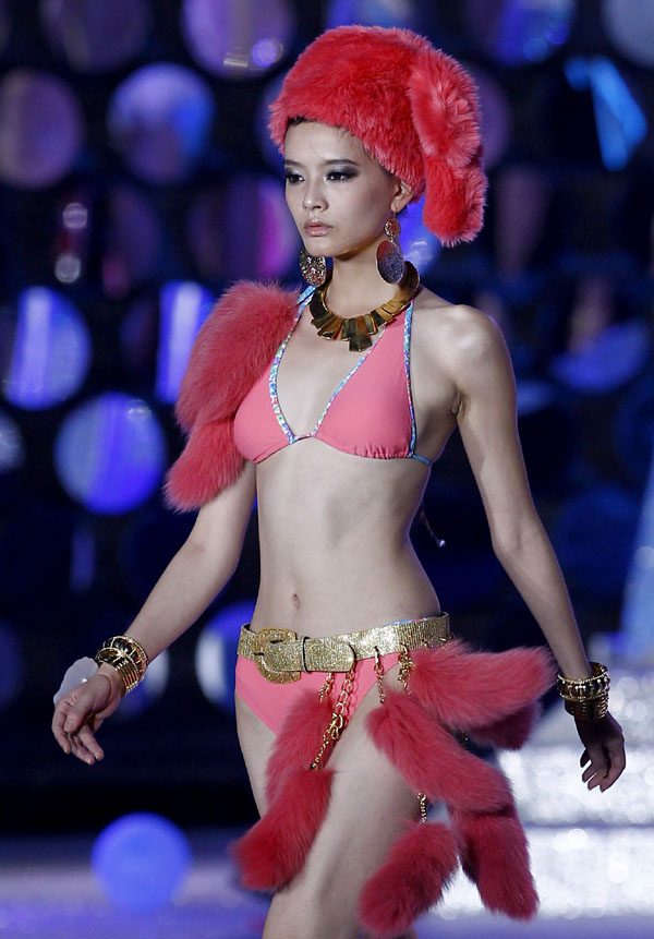 jolie chinoise en bikini