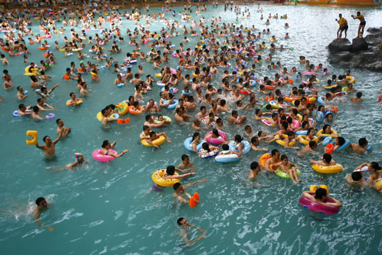 milliers de chinois dans une piscine