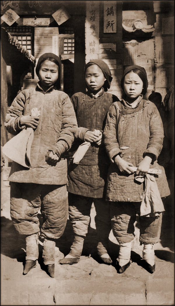 Filles aux pieds bandés dans le Shanxi (1930)