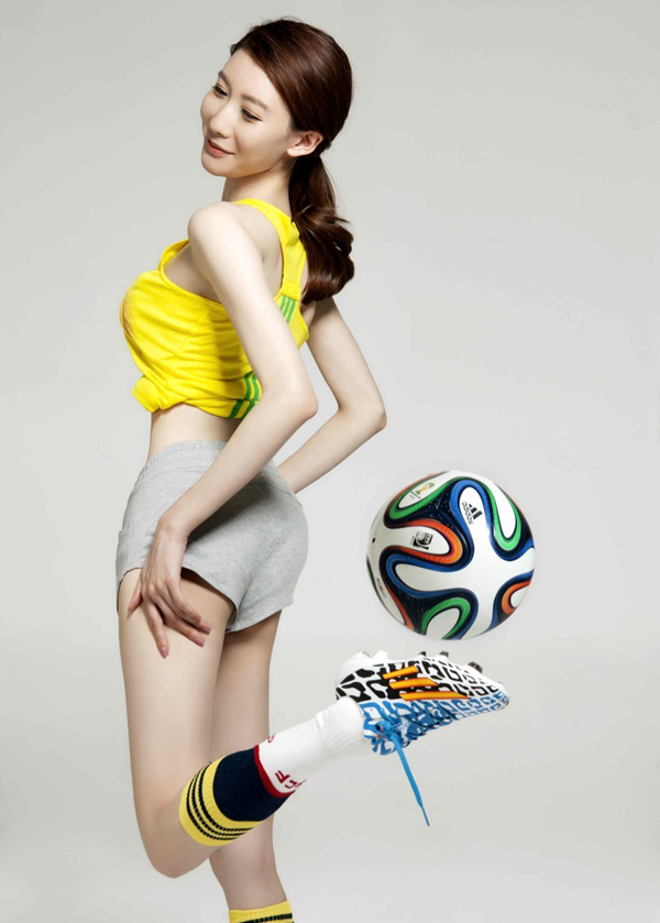 fille sexy avec un ballon de foot