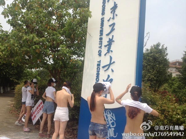 étudiantes chinoises seins nus