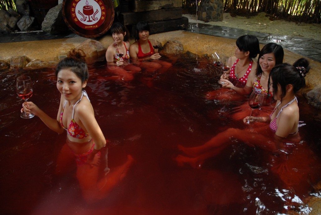 spa vin rouge et femmes chinoises en bikini
