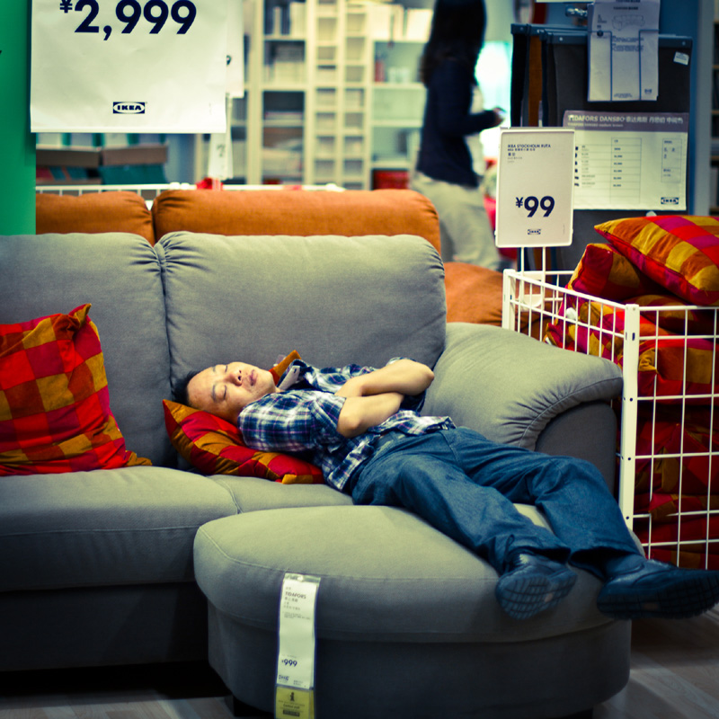 Chinois qui dort chez IKEA