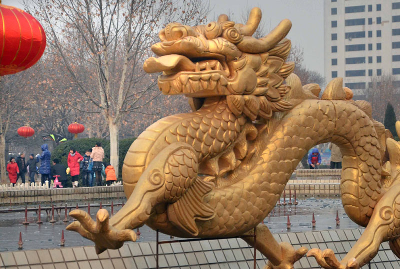 sculpture de dragon doré