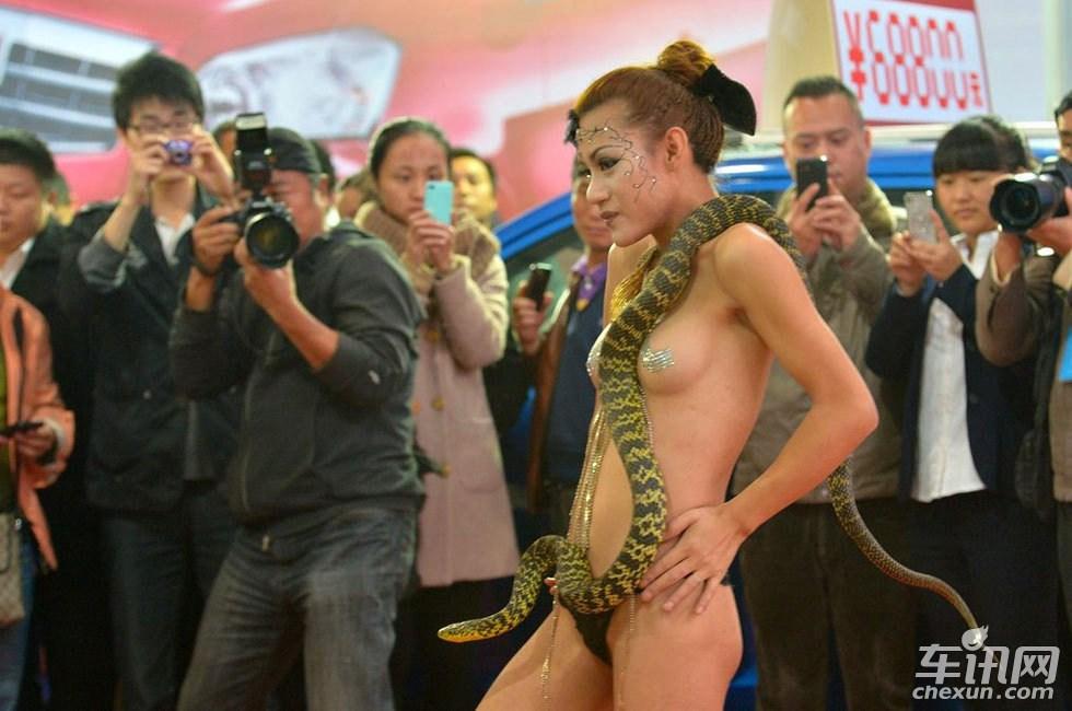 femme nue avec un serpent