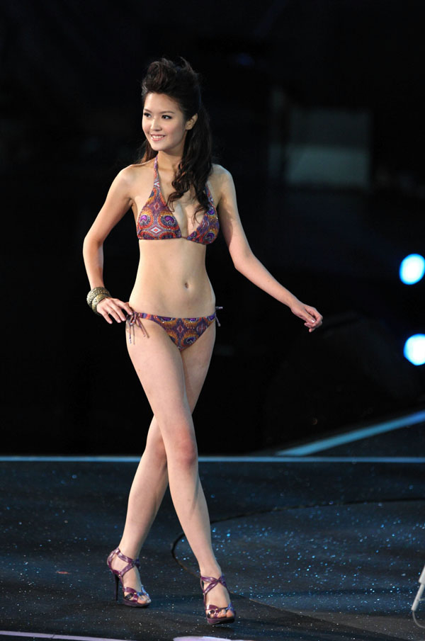 Toby Chan en bikini