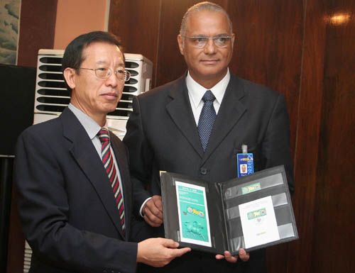 Li Baojun et Mario Renato