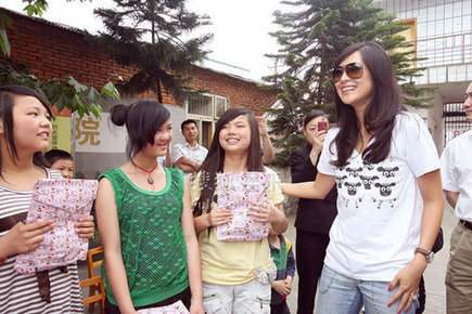 Zhang Ziyi et orphelins