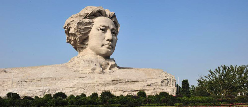 tête géante de Mao Zedong