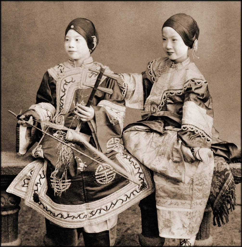 Jeunes chanteuses à Hong Kong (1901 Benjamin W. Kilburn)