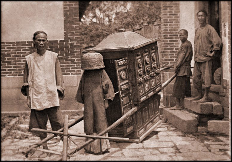 Mariée Chinoise en chemin vers le lieu de célébration à Fuzhou, Fujian Chine (1911, Ralph G. Gold)