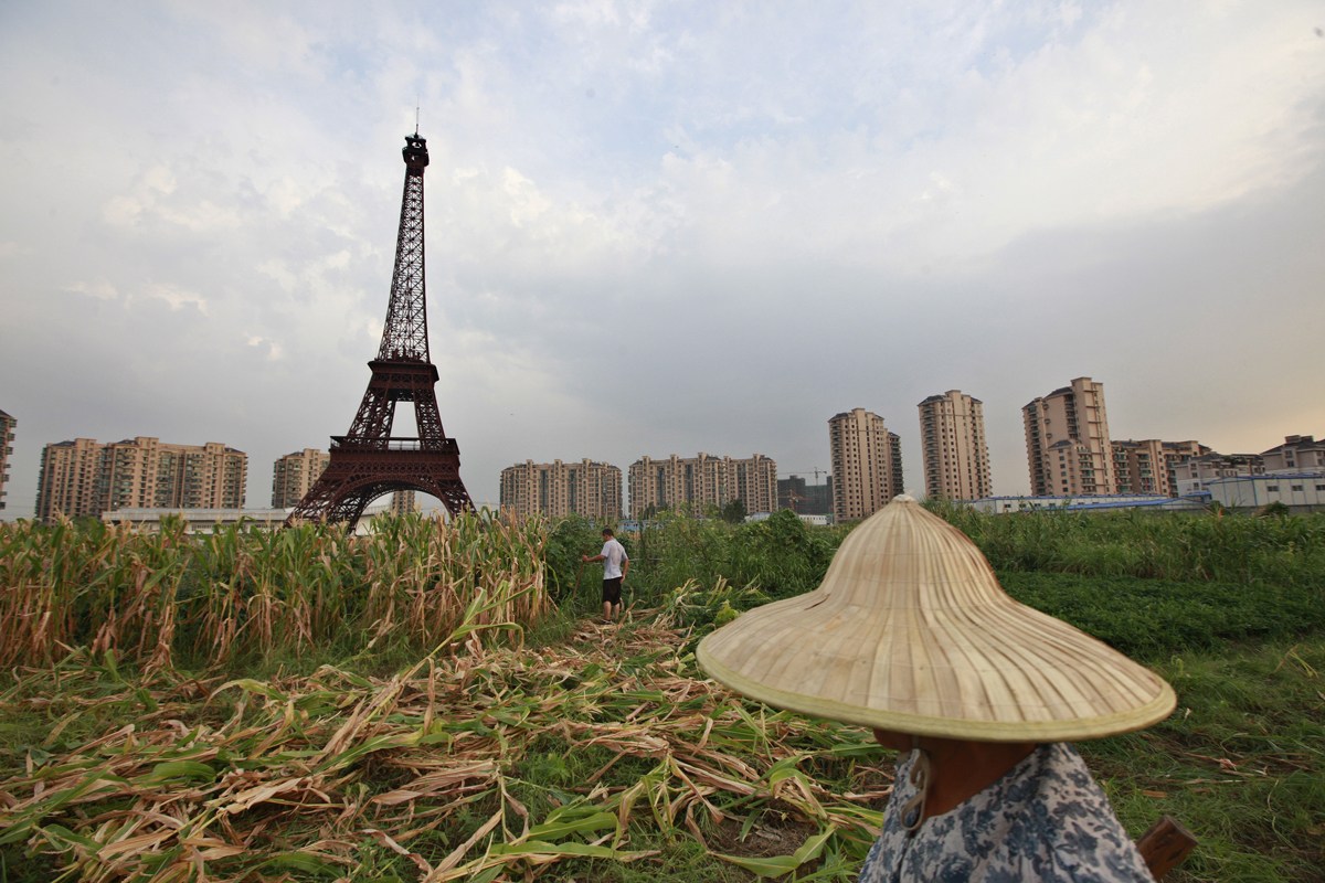 une tour Eiffel dans la campagne chinoise