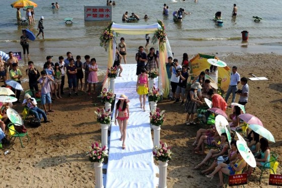 jeune chinoise en bikini