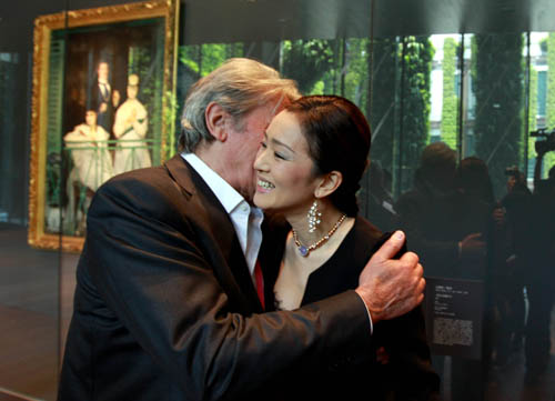 Alain Delon embrasse Gong Li