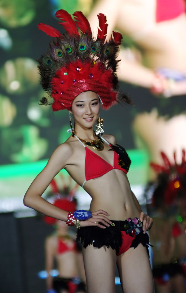 chinoise en bikini sexy rouge