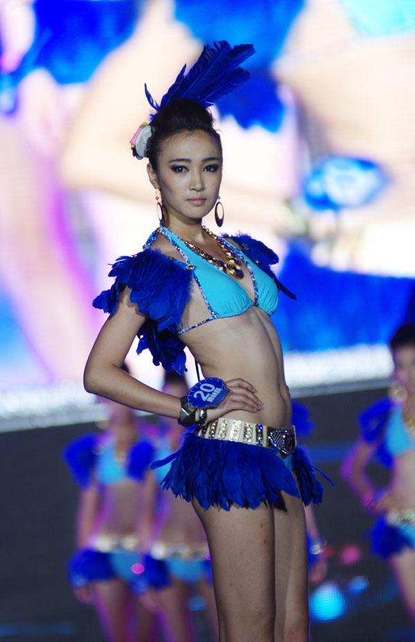jolie chinoise en bikini bleu