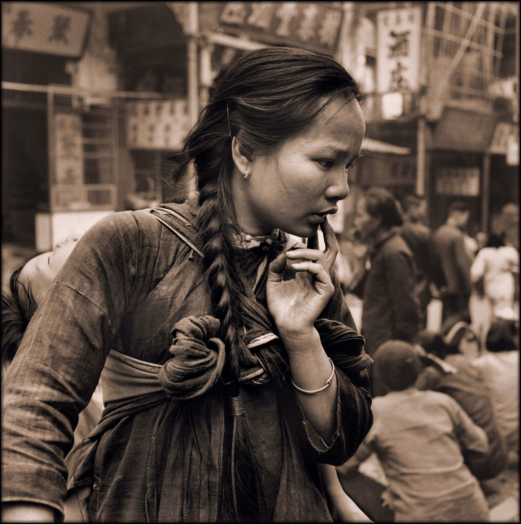 Jeune mère portant un enfant sur son dos au marché, sur l'île de Hong Kong (1946, Hedda Morrison)