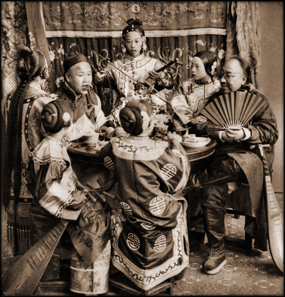 De riches marchands mangent avec des jeunes chanteuses à Pékin (1901, Benjamin W. Kilburn)