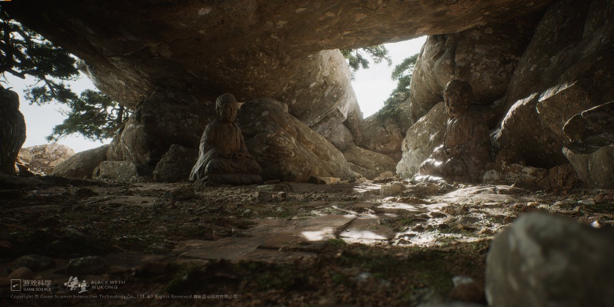Deux statues de Bouddha en pierre usée, assises sous un large surplomb rocheux entre des pins, la lumière du jour entrant par une brèche au fond