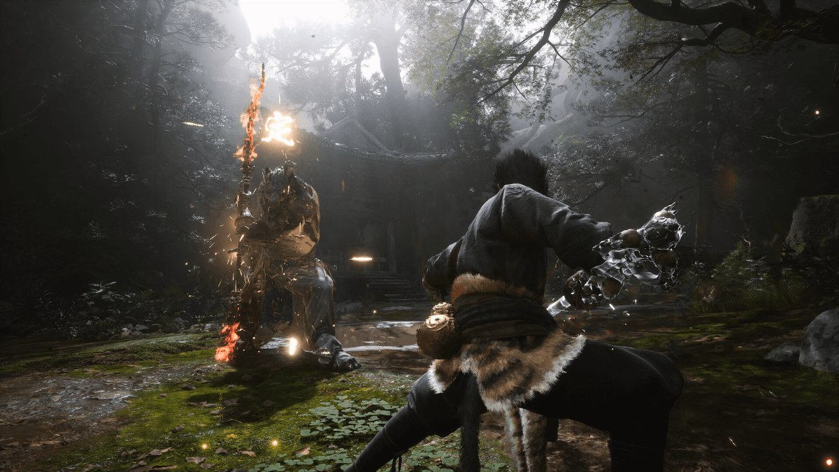 Capture d'écran du jeu vidéo Black Myth: Wukong montrant le héros affrontant une statue dorée armée d'une lance enflammée, devant un pavillon en ruines dans une forêt embrumée