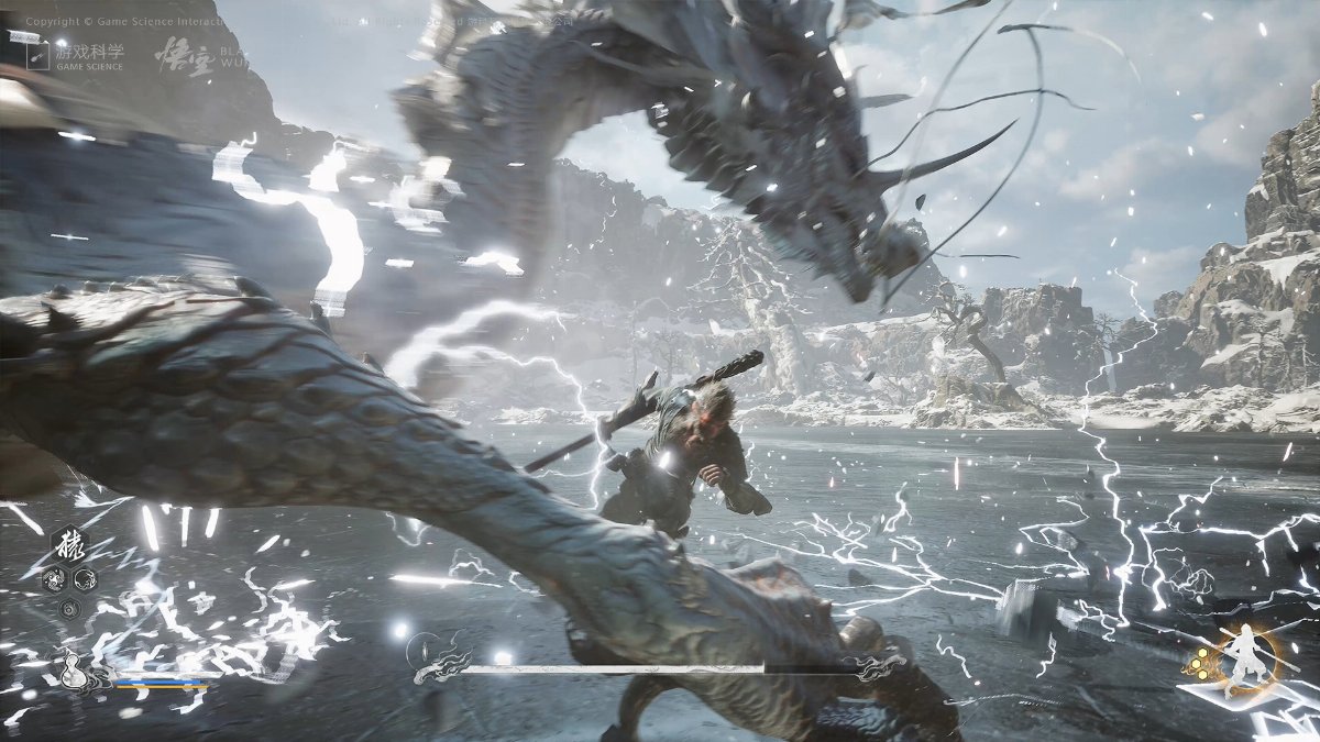 Sur une étendue gelée, un personnage armé d'un bâton fait face à un dragon écailleux dont le corps s'enroule au premier plan, parmi des arcs d'éclairs blancs