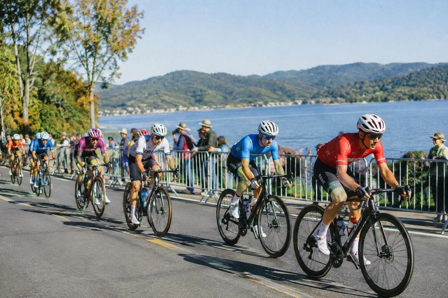 Un groupe de coureurs sur une route le long du lac Taihu