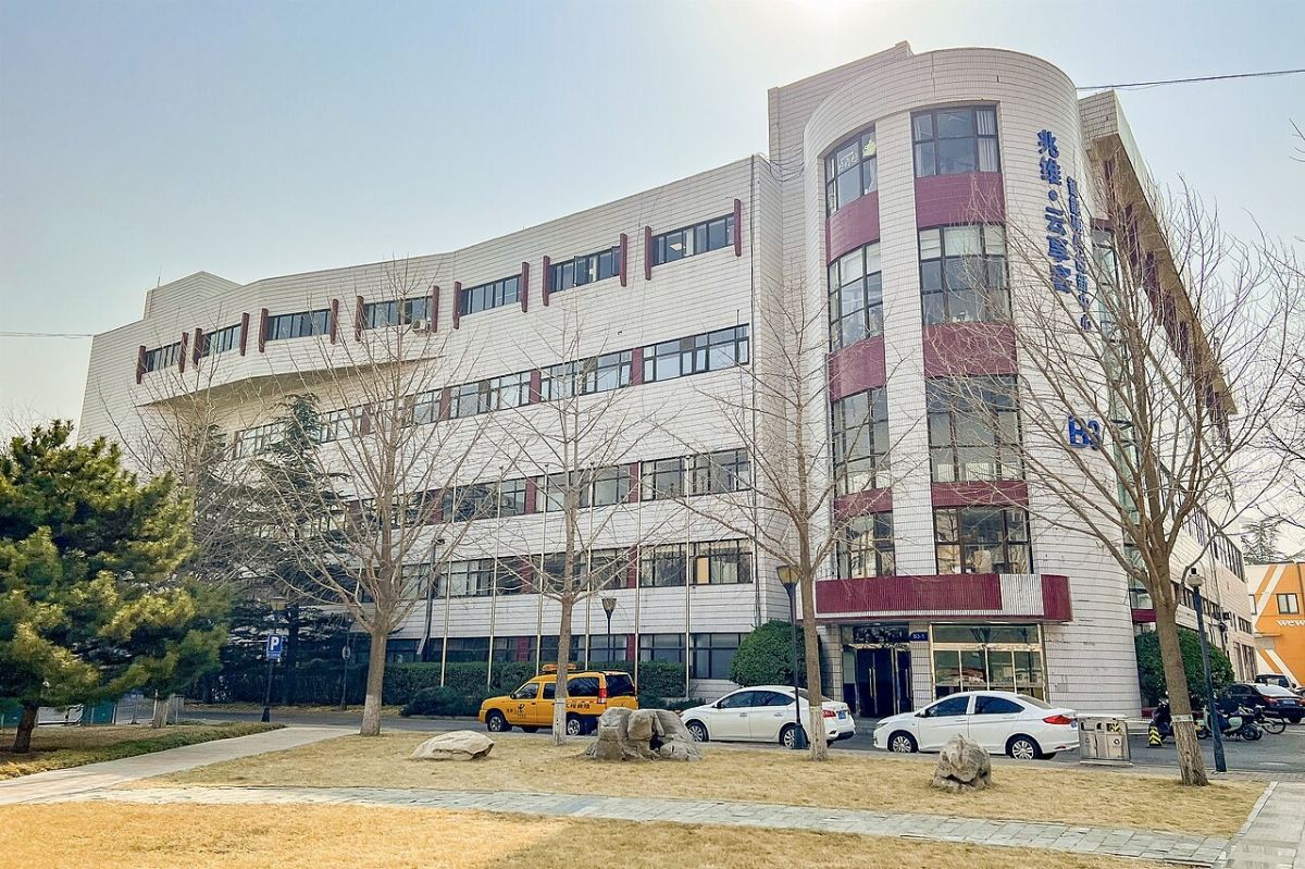 Immeuble de bureaux blanc et bordeaux marqué « B3 », siège de Douban à Pékin