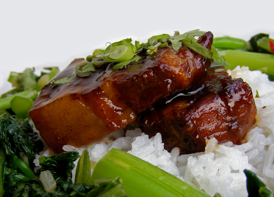 Porc braisé servi sur du riz blanc
