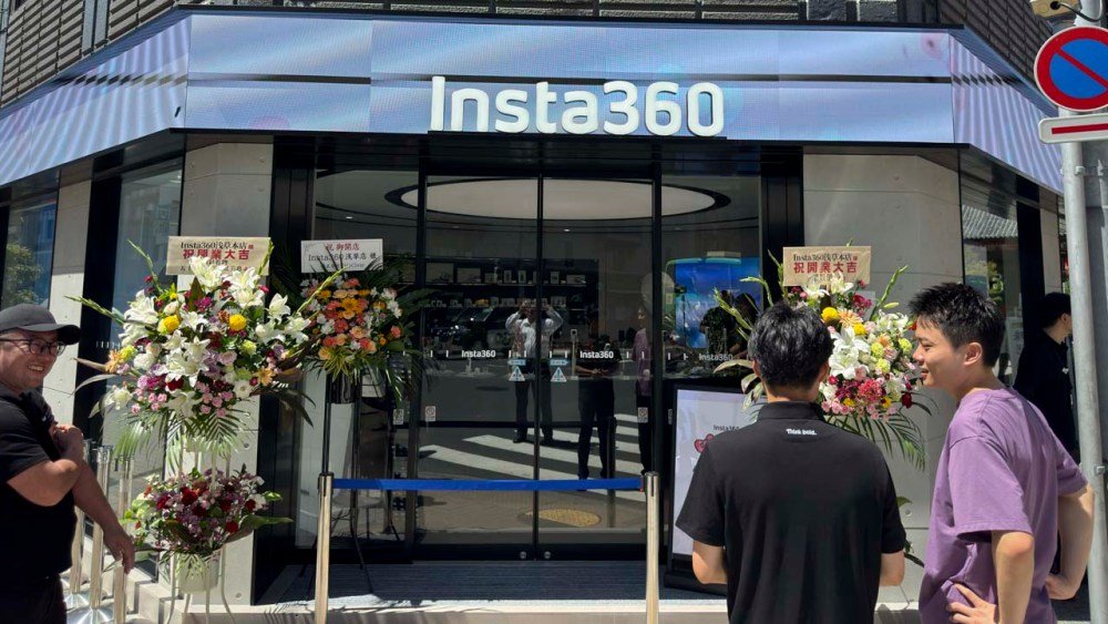 La façade du magasin Insta360 à Asakusa, décorée de bouquets pour son ouverture, avec des clients devant l'entrée