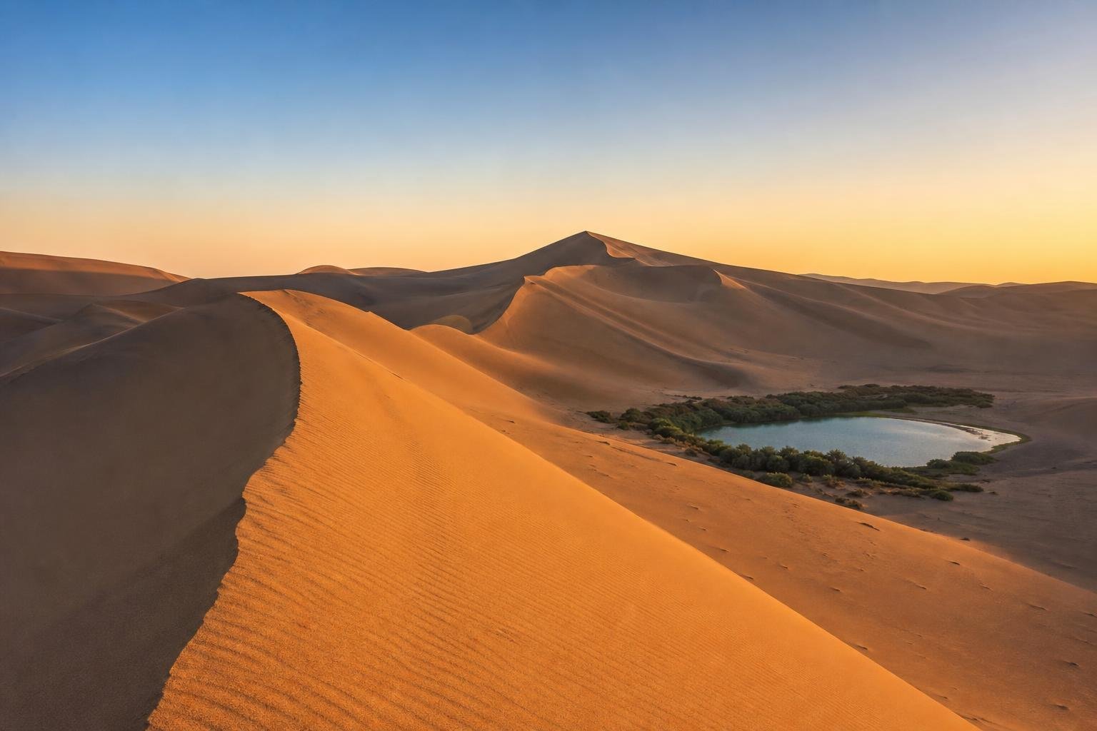 Dunes de sable du désert près de Dunhuang, au Gansu
