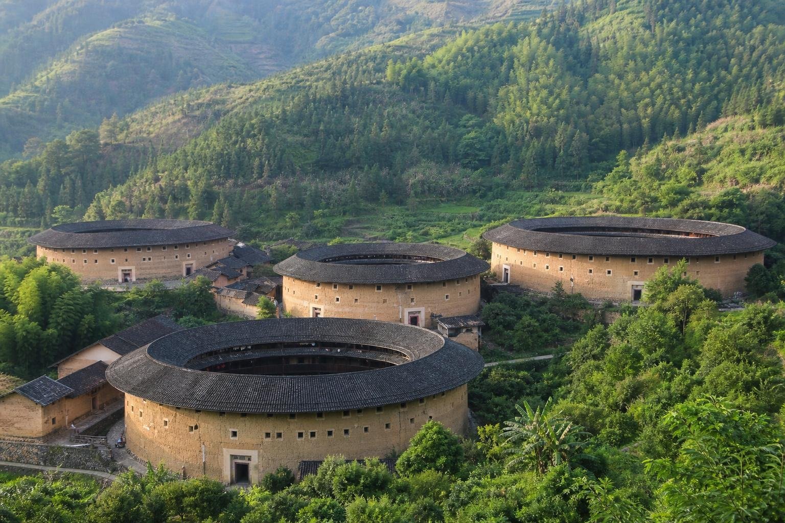 Maisons de terre circulaires (tulou) hakka dans une vallée du Fujian