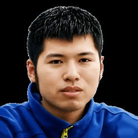 Portrait de Xin Yumeng, réalisateur du film, en veste de survêtement bleue sur fond noir.