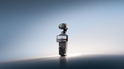Le DJI Osmo Pocket 4, caméra compacte à cardan, sur fond dégradé bleu-gris