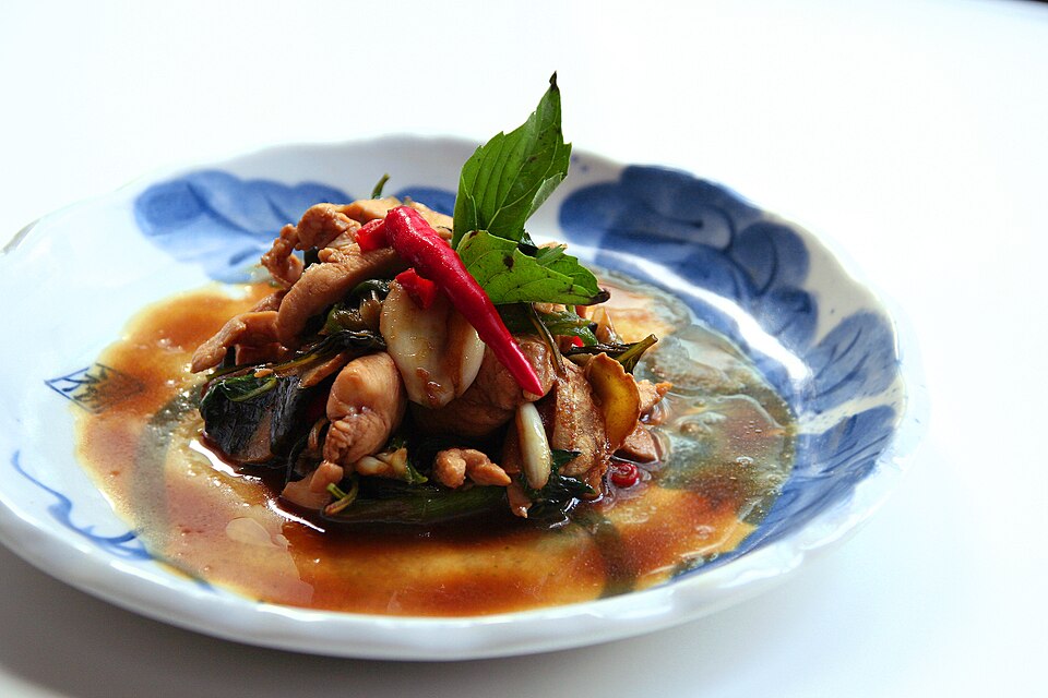 Assiette de sanbeiji avec basilic et gousses d'ail