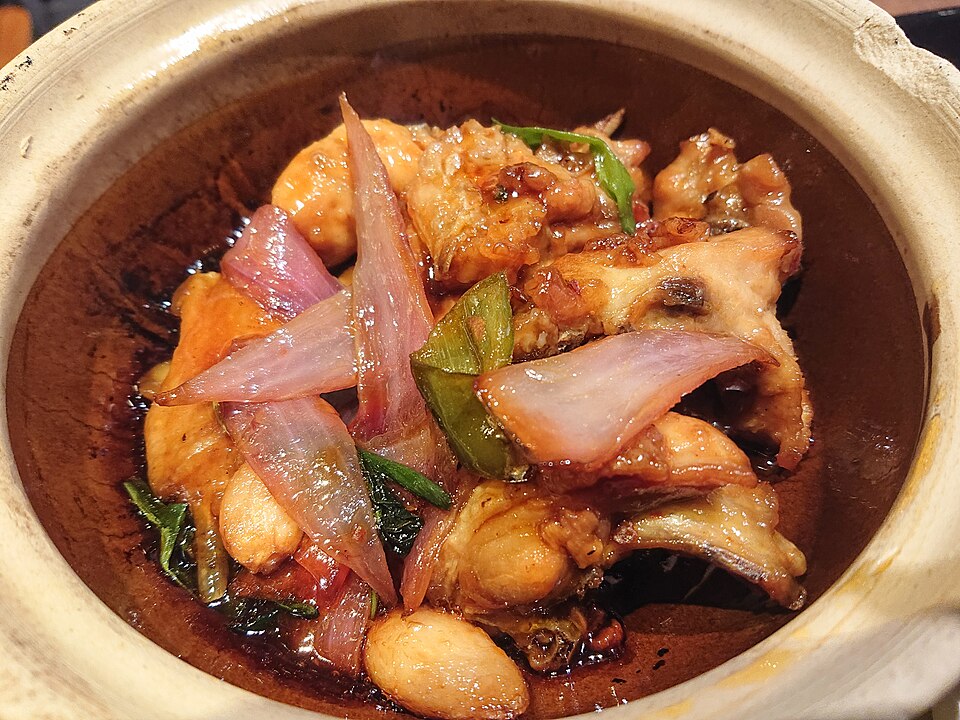 Poulet aux trois tasses dans sa cocotte en terre