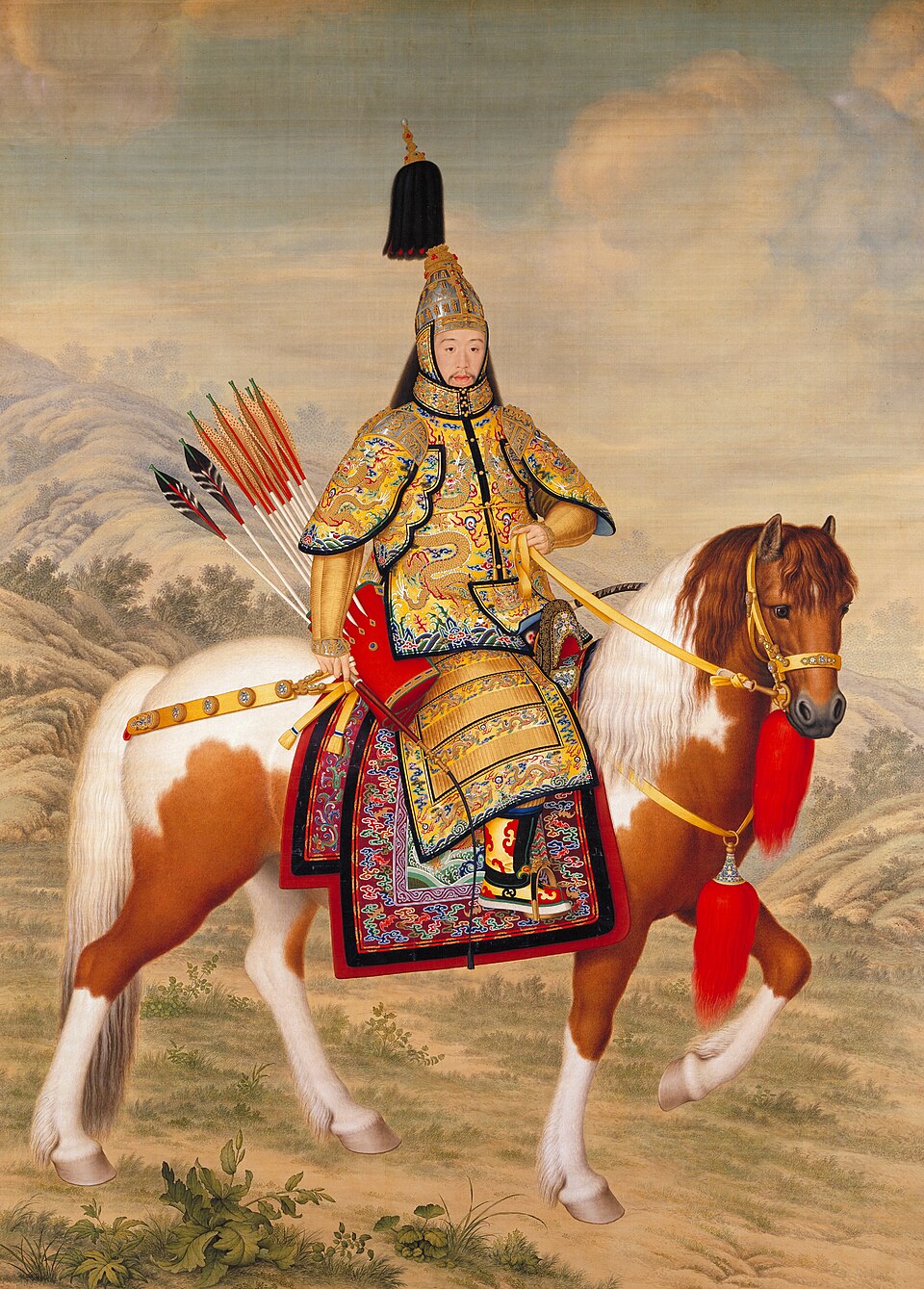 Peinture de cour ancienne : un cavalier en armure de cérémonie dorée à motifs de dragons, coiffé d'un casque à haute aigrette noire, monte un cheval pie brun et blanc ; un carquois de flèches et un sabre au fourreau à sa ceinture, des collines nues au fond.