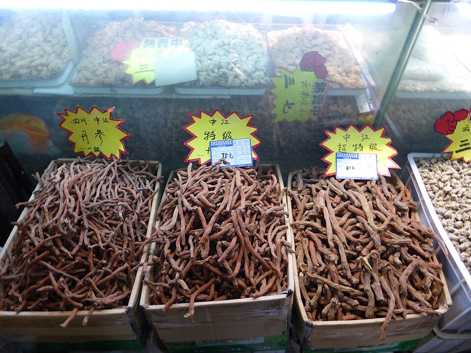 Racines séchées de dan shen sur un marché aux plantes médicinales