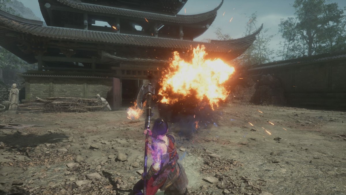 Capture d'écran du jeu vidéo Wuchang: Fallen Feathers montrant un personnage armé d'une hache face à une explosion devant un temple chinois aux toits recourbés