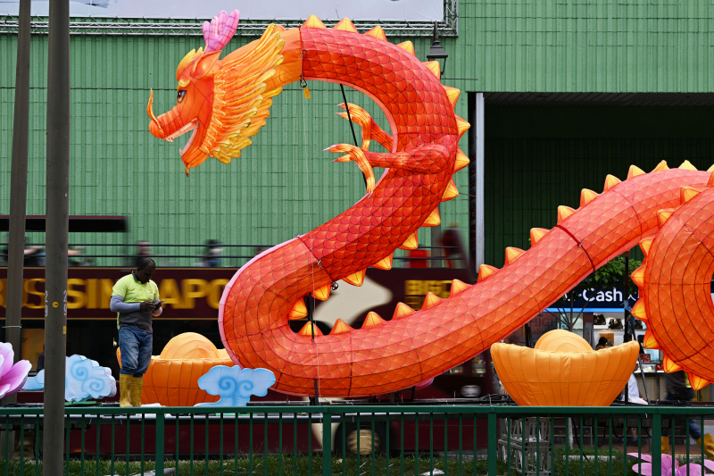 Photo prise le 15 janvier 2024 montrant une installation lumineuse en forme de dragon pour célébrer le prochain Nouvel An lunaire chinois dans un quartier chinois de Singapour