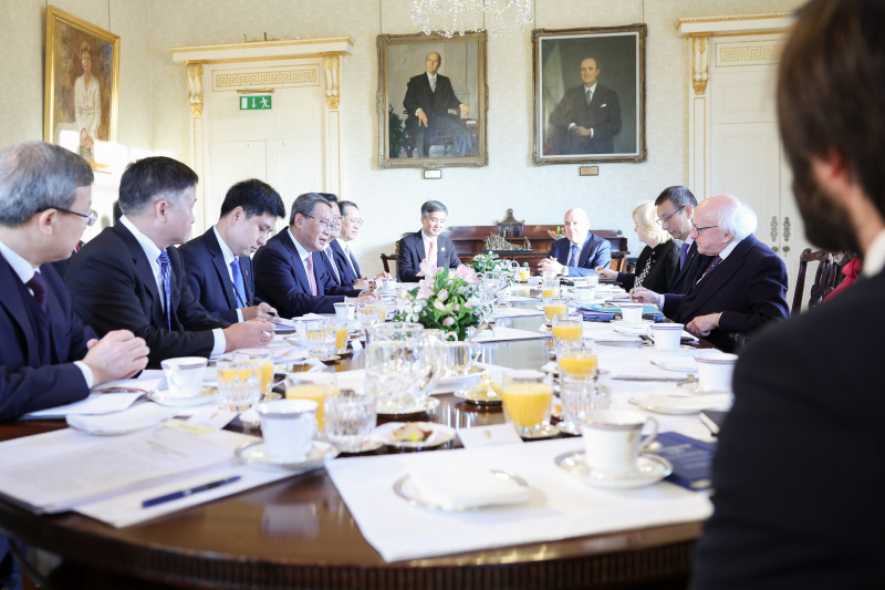 Le Premier ministre chinois Li Qiang s'entretient avec le président irlandais Michael Higgins à Aras an Uachtarain
