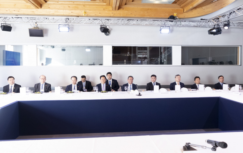 Le Premier ministre chinois Li Qiang participe à un déjeuner organisé par Klaus Schwab