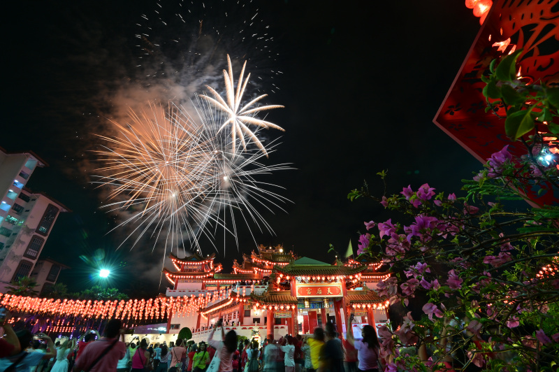 Feux d'artifice au-dessus du temple Thean Hou pour célébrer le Nouvel An lunaire chinois à Kuala Lumpur en Malaisie