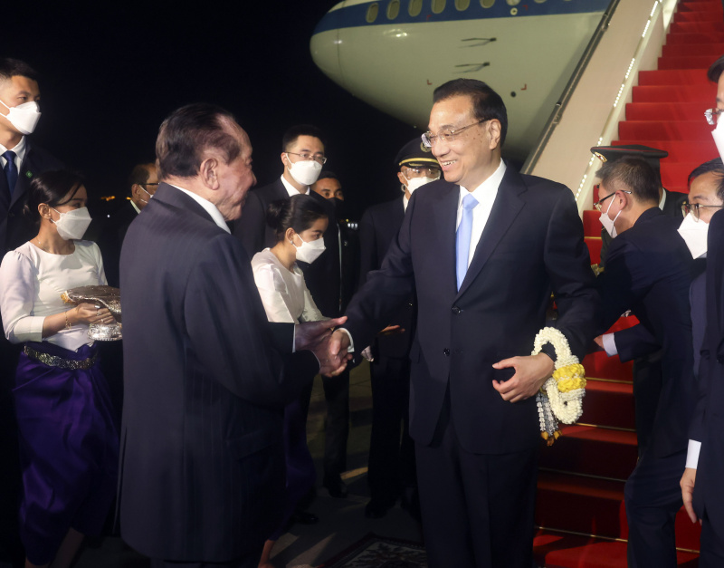 Le Premier ministre chinois Li Keqiang arrive à l'aéroport international de Phnom Penh au Cambodge