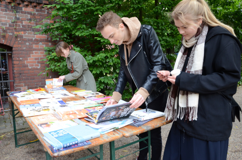 Des visiteurs lisent des livres sur la culture alimentaire chinoise lors de la Journée de la Chine
