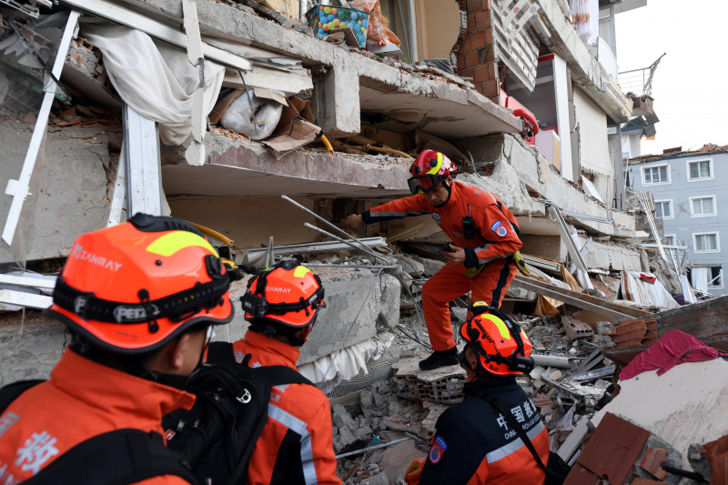 Des membres de l'équipe chinoise de recherche et de secours opèrent dans les débris du tremblement de terre dans la province méridionale de Hatay