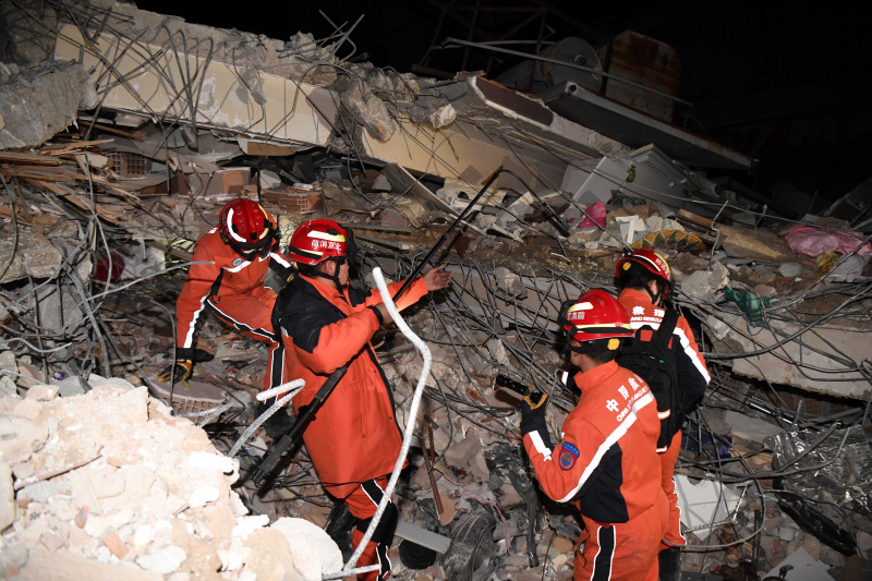 Des membres de l'équipe chinoise de recherche et de secours opèrent dans les débris du tremblement de terre dans la province méridionale de Hatay
