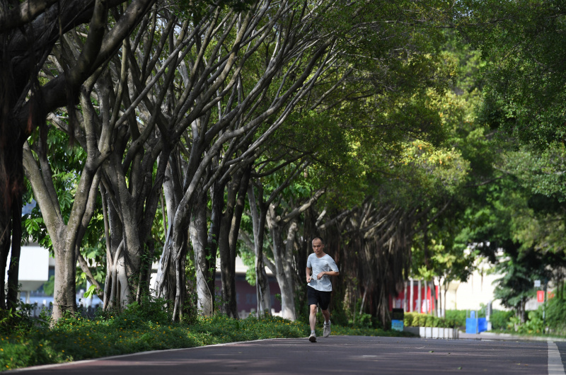 Un citoyen fait du jogging près du lac Nanhu