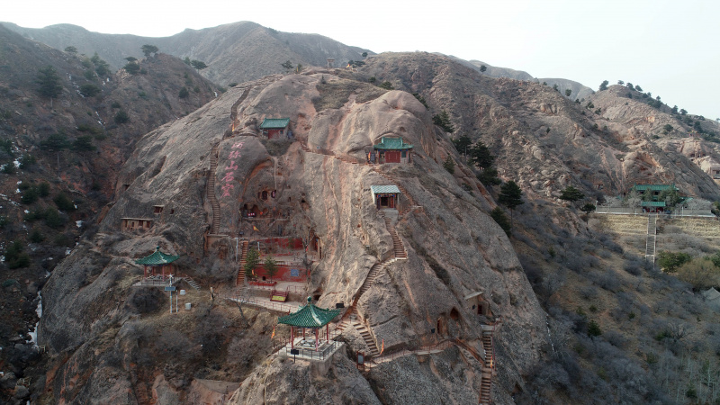 L'extérieur des grottes de Xumishan
