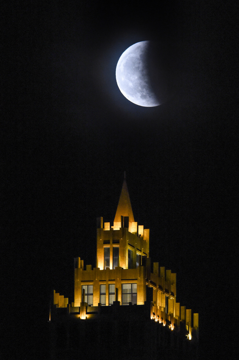 Une éclipse lunaire au-dessus de la ville de Jilin