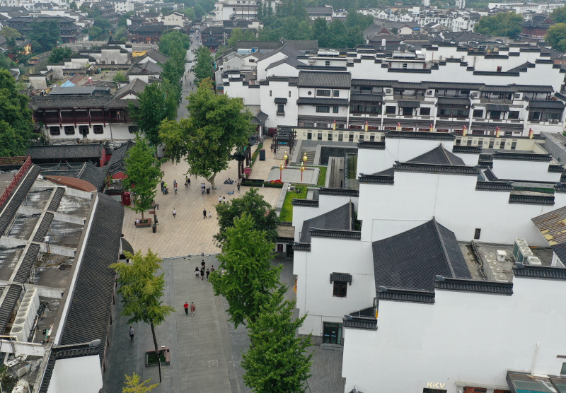 Des gens visitent la zone touristique du temple de Confucius